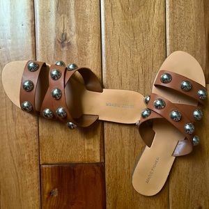 Marc fisher bryte womens flat sandal cognac